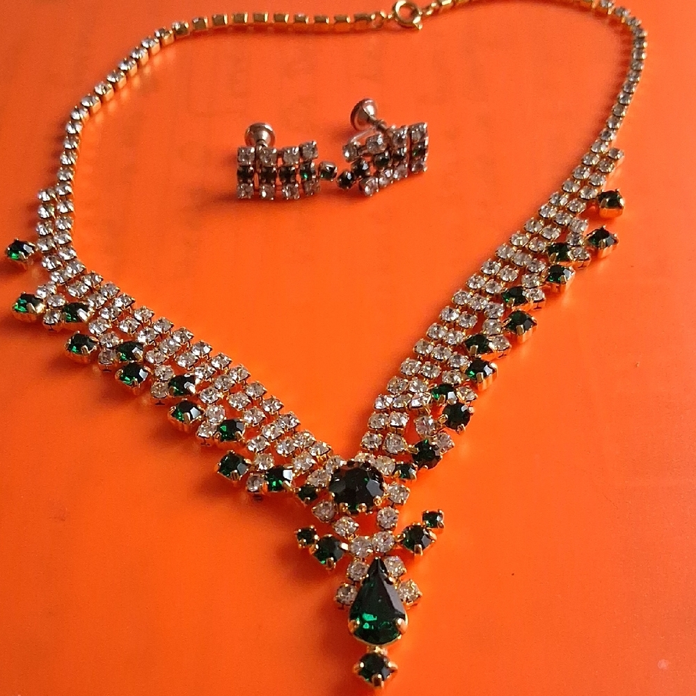 Exquisite Emerald and Gold Necklace Set